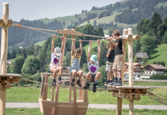 Saanis Bergerlebnis Erlebnisweg Saanenmoeser Schoenried Sommer Kinder