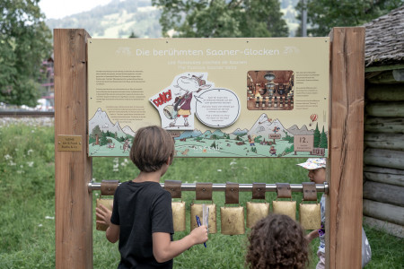 Saanis Klangerlebnis Erlebnisweg Saanen Gstaad Sommer Familienwandern klein