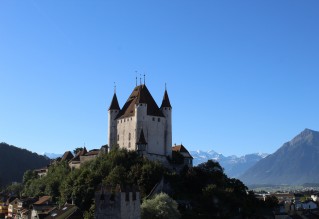 Das Schloss Thun thornt hoch über der Stadt Thun