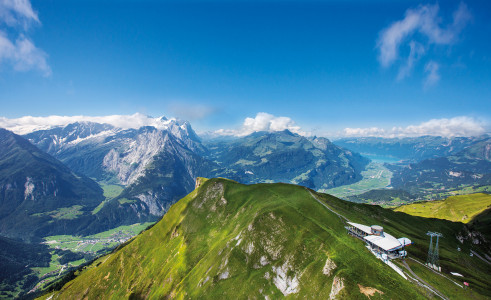 Der Alpen tower hoch über dem Haslital mit einmaliger Bergkulisse