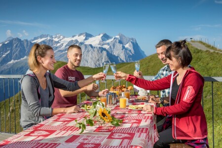 Bergbahnen Meiringen Hasliberg Fruehstuecksbuffet Alpen tower
