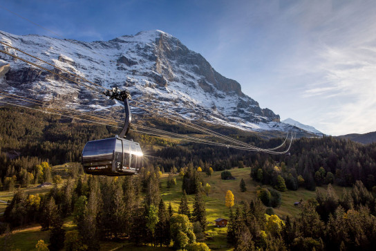 Eiger Express Grindelwald Eigernordwand Nahansicht Reflektion Sonne 1