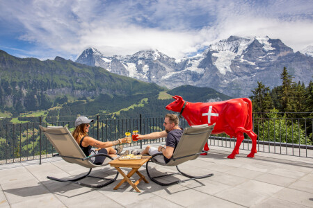Gruetschalp Terrasse zwei Personen auf Liegestuehlen