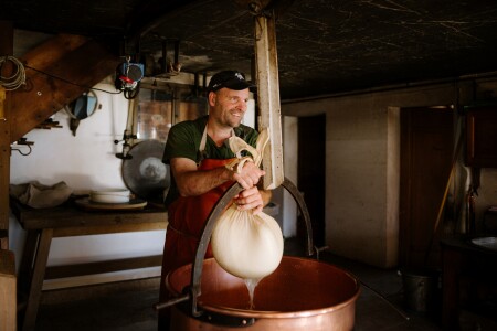 Kaeserei Kandersteg Allmenalp Anja Zurbruegg TourismusAdelboden Lenk Kandersteg
