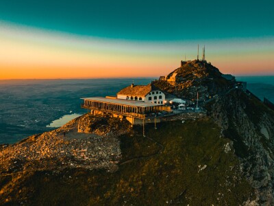 Berghaus von oben Niesen