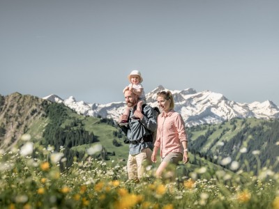 Bergbahnen Gstaad Wandern Familie Kind