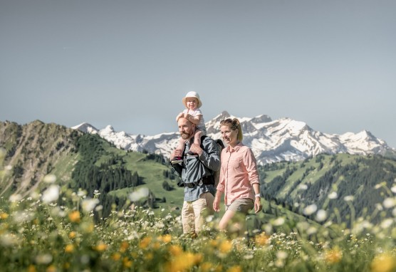 Bergbahnen Gstaad Wandern Familie Kind