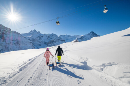 First Schreckfeld 2 Personen laufen mit Schlitten
