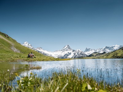 Paar am Wandern beim Bachalpsee auf Grindelwald First