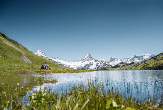 Paar am Wandern beim Bachalpsee auf Grindelwald First