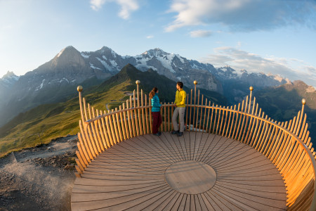 Wandern auf dem Royal Walk mit Sicht auf Eiger, Mönch und Jungfrau