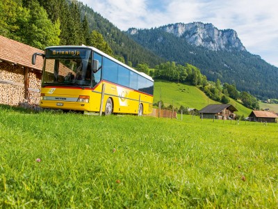 Postautofahrt im Diemtigtal in unberührter Natur
