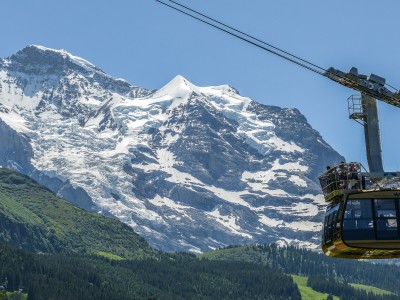 Luftseilbahn Wengen - Männlichen mit Open-Air Balkon mit spektakulärer Aussicht