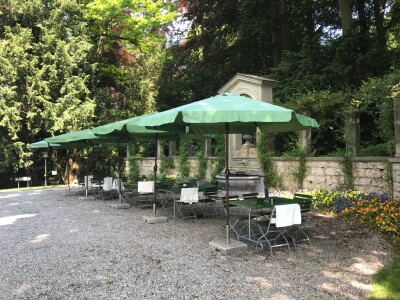 Schloss Huenegg Schlosscafe Vorplatz
